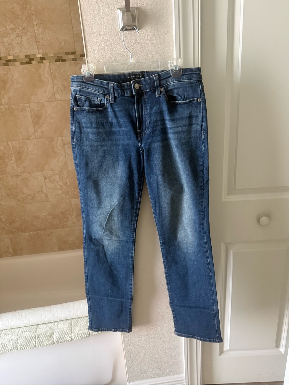 Classic Lucky Brand Women's Blue Denim Jeans - Timeless Everyday Fit